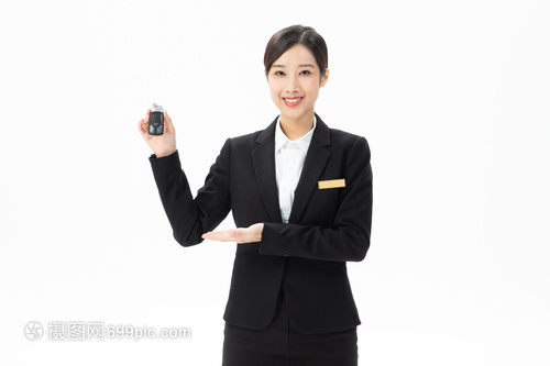 女性汽車銷售員展示車鑰匙專業(yè)攝影指南